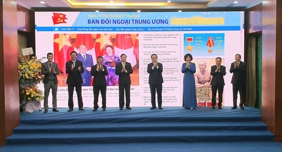 Các đại biểu nhấn nút khai trương Trang thông tin điện tử tổng hợp Ban Đối ngoại Trung ương Đảng. (Ảnh: Báo Quân đội nhân dân)