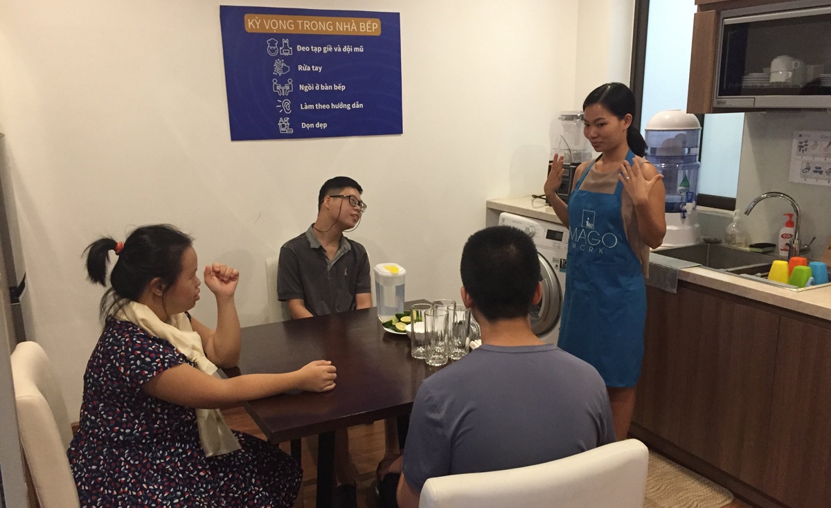 Giờ học về những điều nên/không nên trong nhà bếp, dưới sự hướng dẫn của cô giáo Nguyễn Thị Nhung
