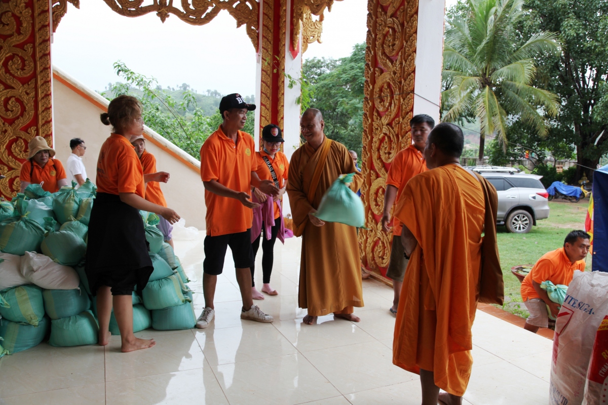 Người Việt tại Lào hỗ trợ người dân vùng lũ lụt Savanakhet