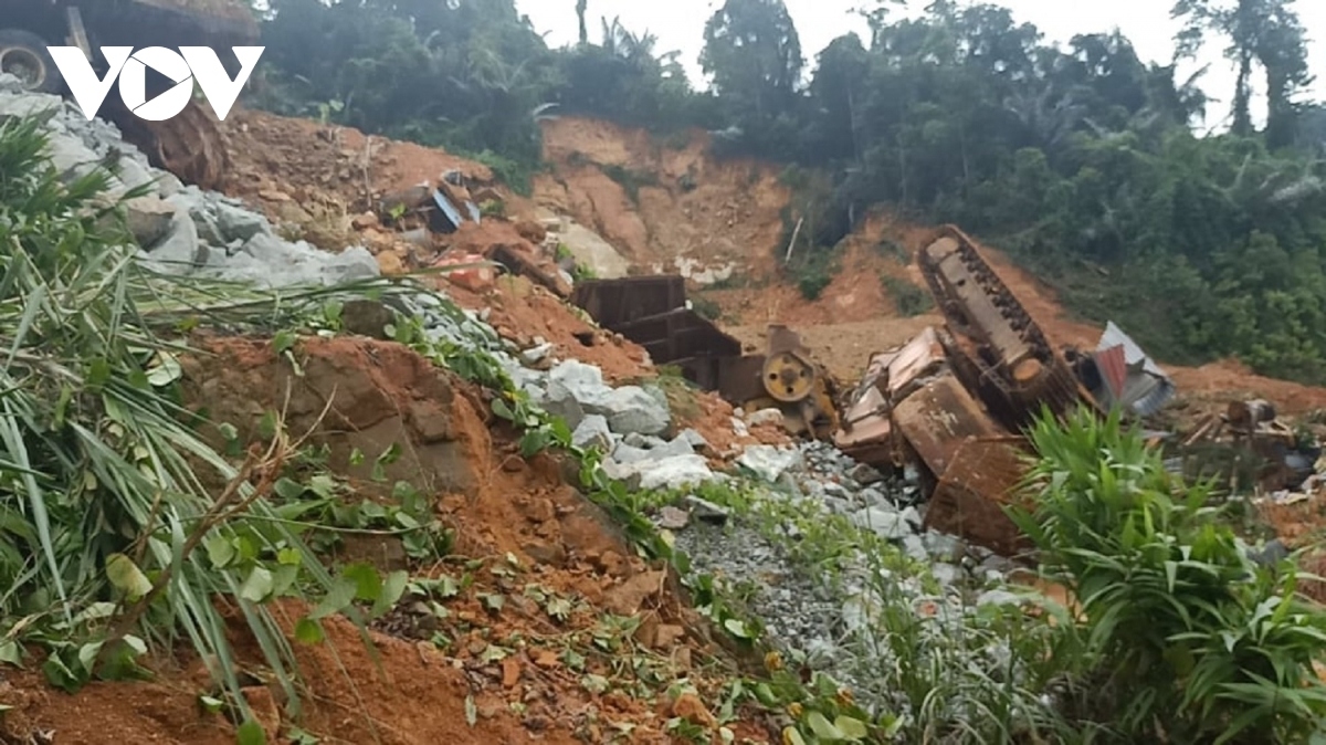 Landslides and flashfloods caused by heavy rain during the past few weeks have left more than 100 people dead and dozens missing in central Vienam.