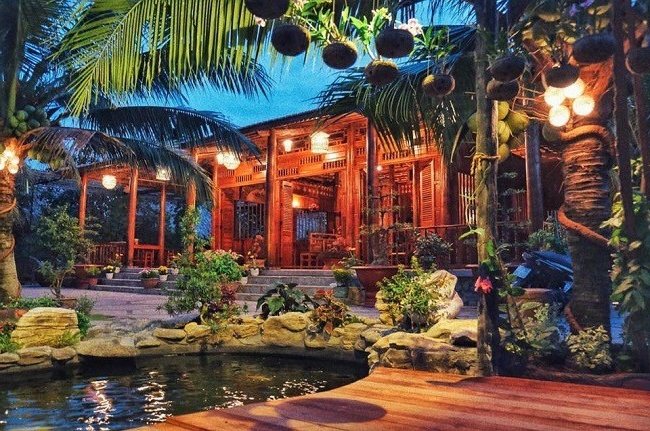 Ngôi nhà dừa thu hút rất đông khách du lịch đến tham quan. Ảnh: Eva.vn