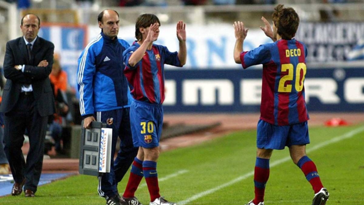Khoảnh khắc Messi chính thức ra mắt Barca khi vào sân thay Deco ở trận đấu với Espanyol ngày 16/10/2004. (Ảnh: Getty).