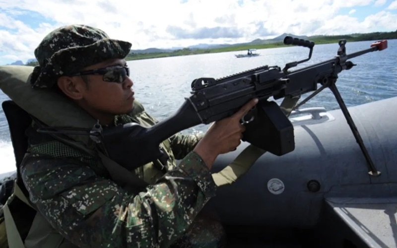 Một lính Philippines đi tuần tra dọc theo vịnh Ulugan đối diện Biển Đông. Ảnh: AFP.