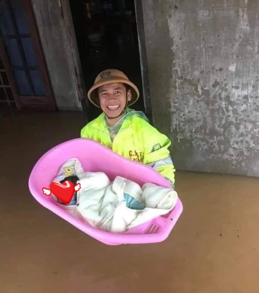 Nụ cười của chiến sĩ trẻ giải cứu em bé khỏi nhà ngập lụt: Tình quân dân thật ấm áp
