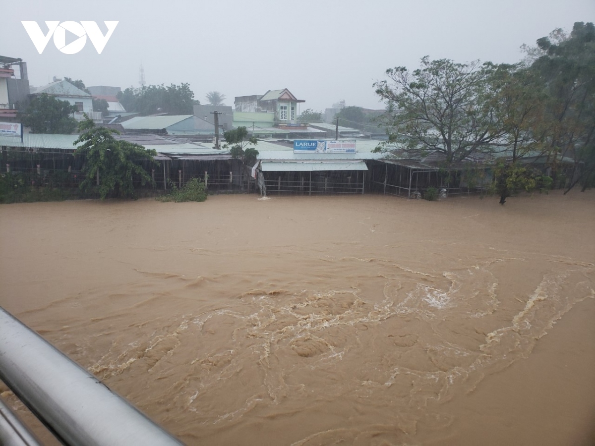 Tình hình mưa lũ tại các tỉnh miền Trung tiếp tục diễn biến phức tạp.