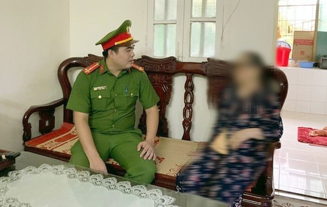 Công an phường Thanh Xuân Bắc làm việc với bà V., khẳng định đối tượng dọa dẫm qua điện thoại là đối tượng lừa đảo. (Ảnh: Công an cung cấp)