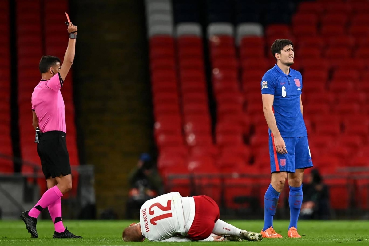 Harry Maguire nhận thẻ đỏ, Anh thua Đan Mạch ngay trên sân nhà