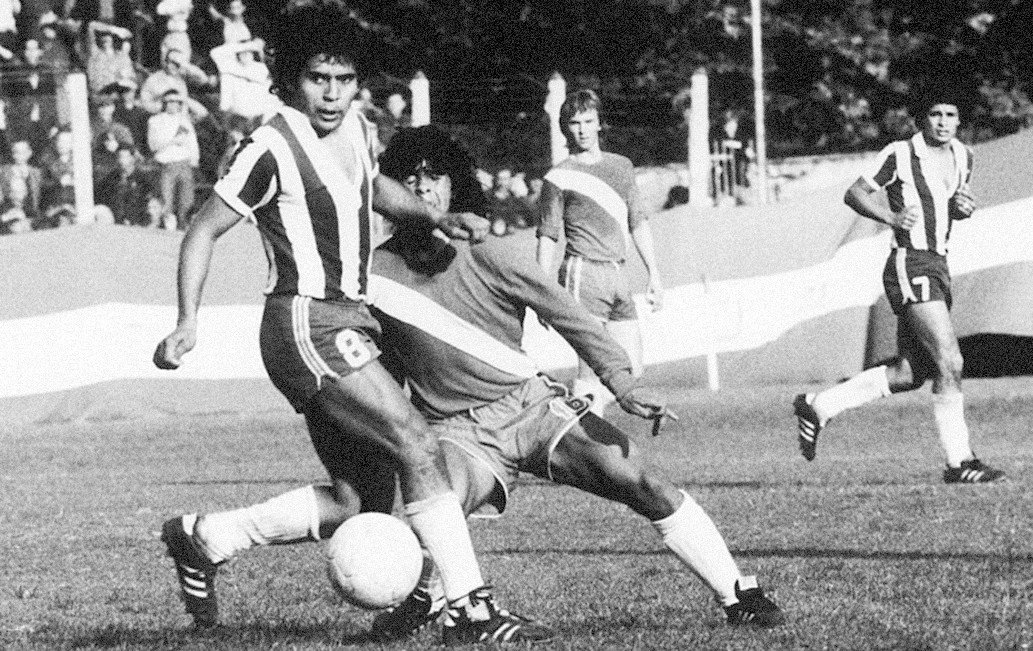 Ngày này năm xưa: Maradona chính thức thi đấu chuyên nghiệp