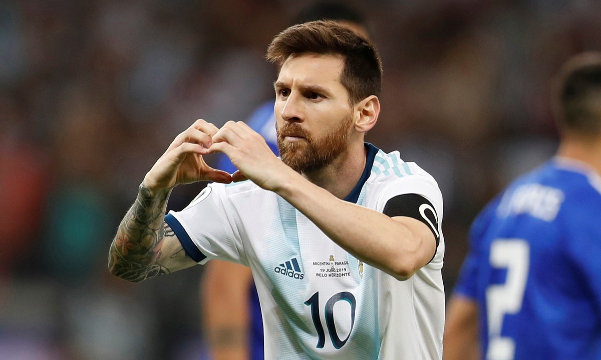 Nếu bạn yêu thích bóng đá, hẳn không thể bỏ qua bức ảnh của siêu sao Lionel Messi trong màu áo đội tuyển Argentina. Hãy cùng chiêm ngưỡng và đắm chìm vào vẻ đẹp của người đàn ông ghi bàn vĩ đại này.