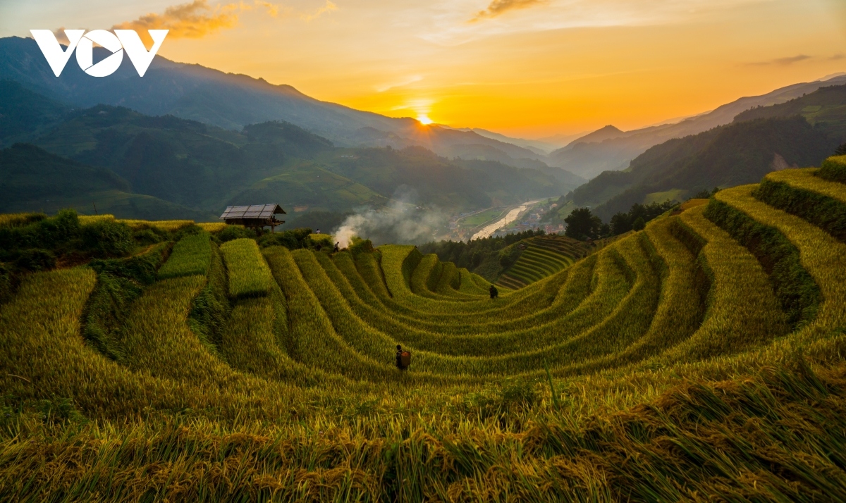 A beautiful sunset is snapped in the mountainous district of Mu Cang Chai, Yen Bai province.