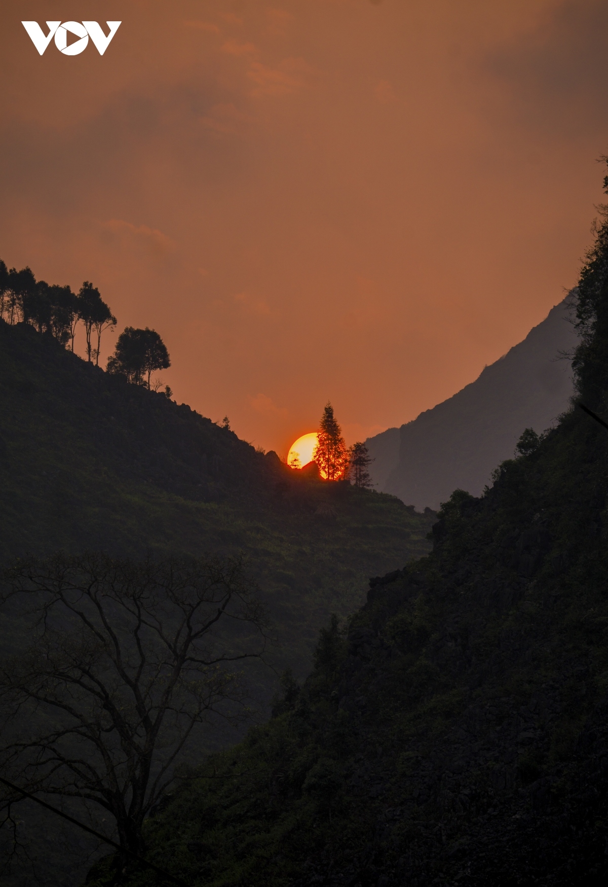 The sun falls behind the valleys of the Ma Pi Leng pass on Dong Van plateau, Ha Giang province.