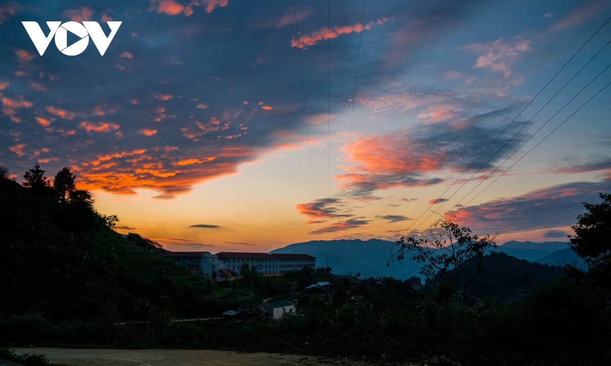 Viewing the charming sunset of Muong Te district in Lai Chau province proves to be a memorable experience.