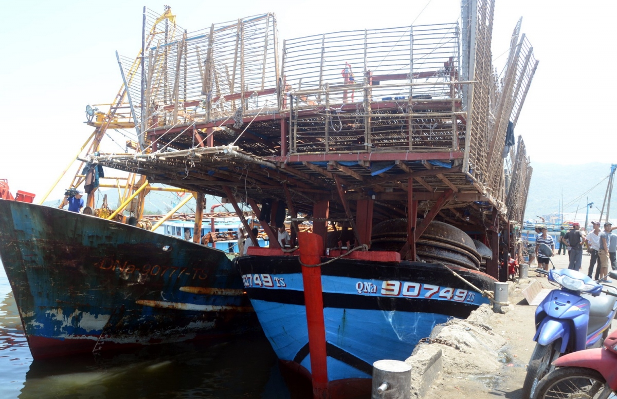 Đang lai dắt tàu cá Quảng Nam với 40 lao động bị hỏng máy trên biển vào bờ