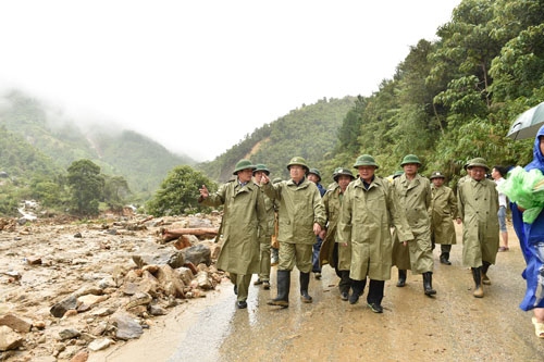 Phó Thủ tướng Trịnh Đình Dũng: Tập trung đặc biệt cho công tác cứu hộ, sơ tán dân