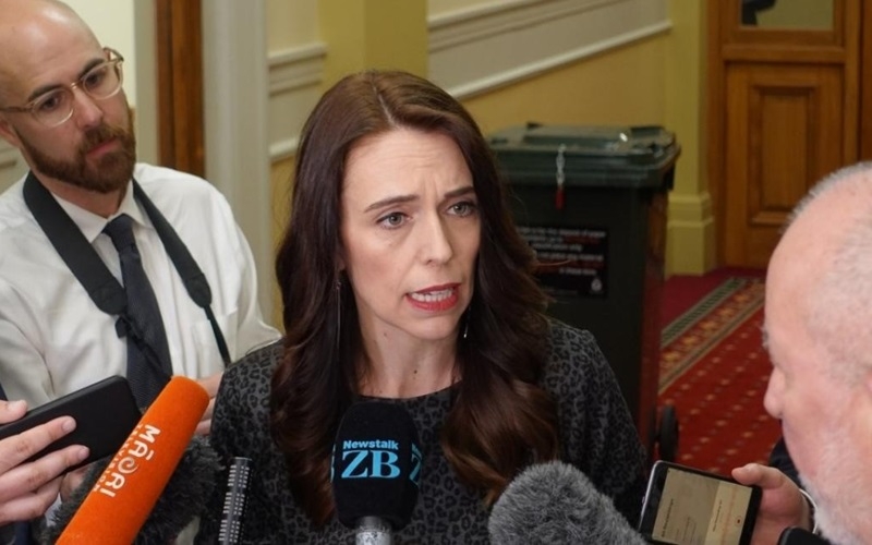 Thủ tướng New Zealand Jacinda Ardern trả lời phỏng vấn báo chí ngày 20/10.