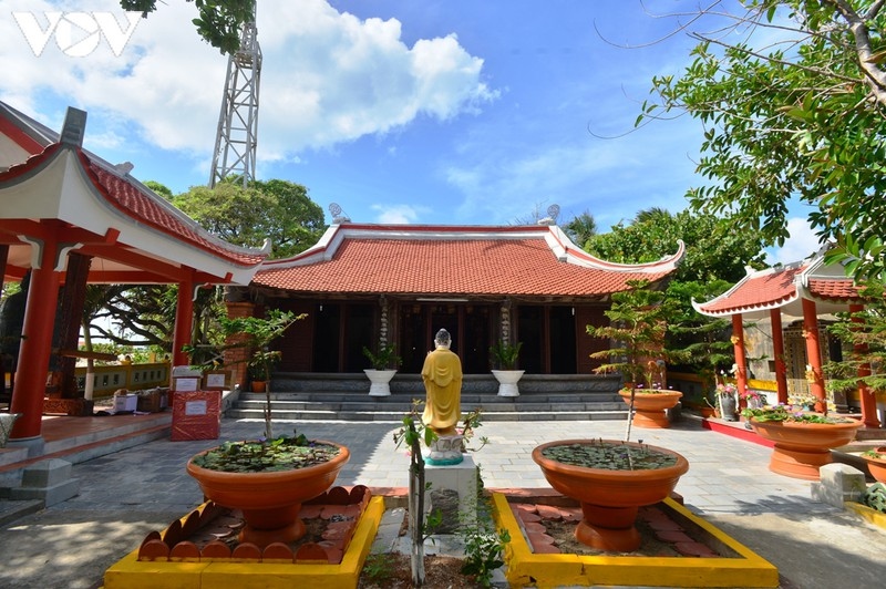 Ngôi chùa trên đảo Sinh Tồn.
