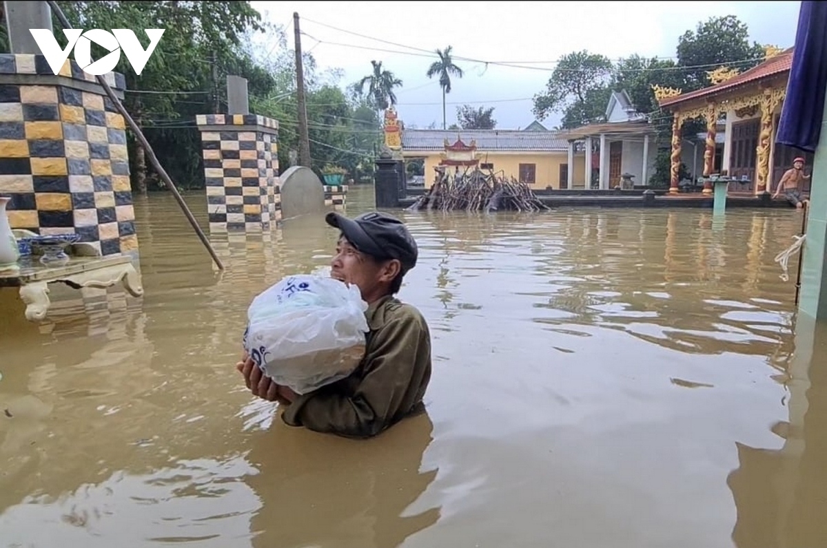 BHXH Việt Nam tặng 2.500 thẻ BHYT cho đồng bào lũ lụt miền Trung