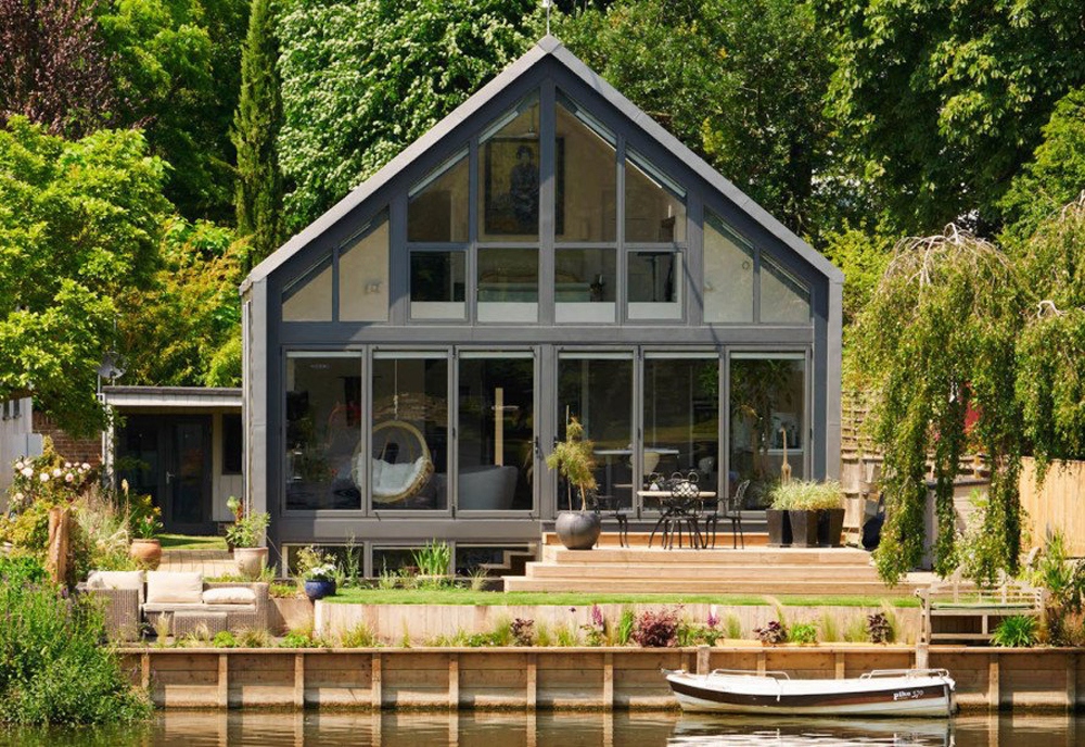 Baca Architects đã thiết kế Ngôi nhà lưỡng cư (Amphibious House) ở Buckinghamshire, Anh có khả năng chống lũ, không bị hư hại do nước. (Ảnh: inhabitat.com)