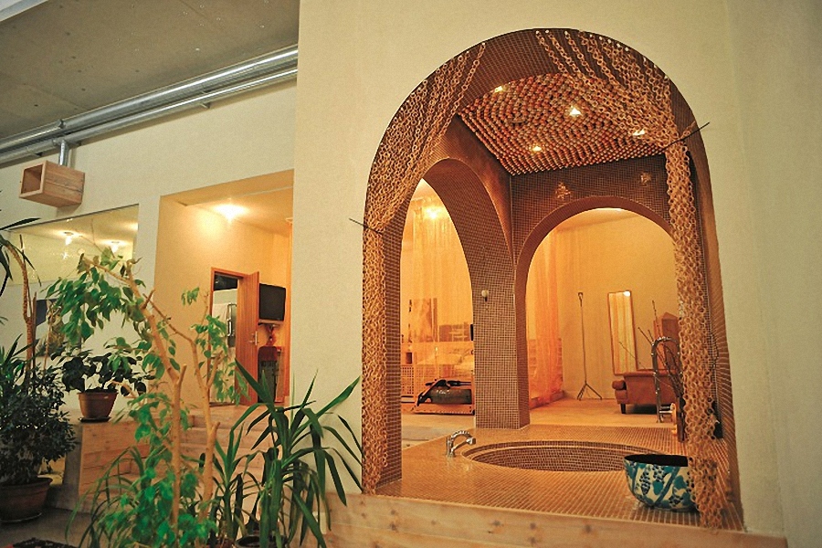Phòng tắm mở ra bốn phía bằng những vòm cuốn.