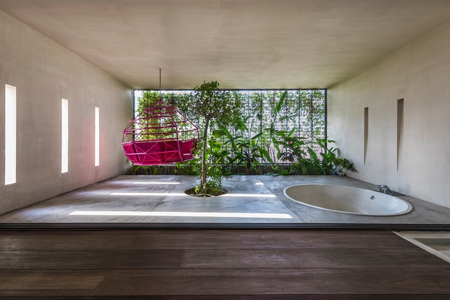 Phòng tắm được thiết kế như một nơi thư giãn với diện tích hết sức rộng rãi.