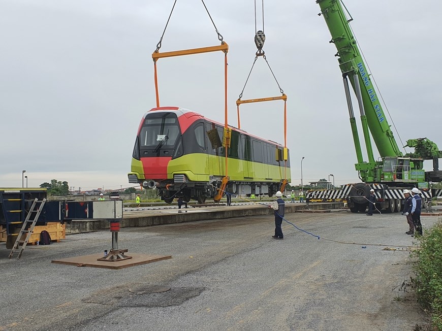 Sáng 20/10, tại Depot Nhổn của tuyến tàu điện Nhổn - ga Hà Nội, nhà thầu dự án hoàn thành việc lắp đặt đoàn tàu đầu tiên lên đường ray và bắt đầu vận hành thử nghiệm.