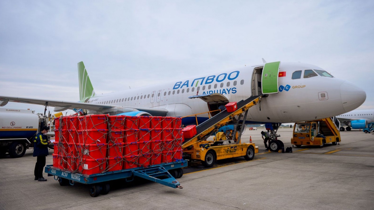 Bamboo Airways cấp tập đưa bác sĩ, hàng hóa y tế vào hỗ trợ đồng bào miền Trung