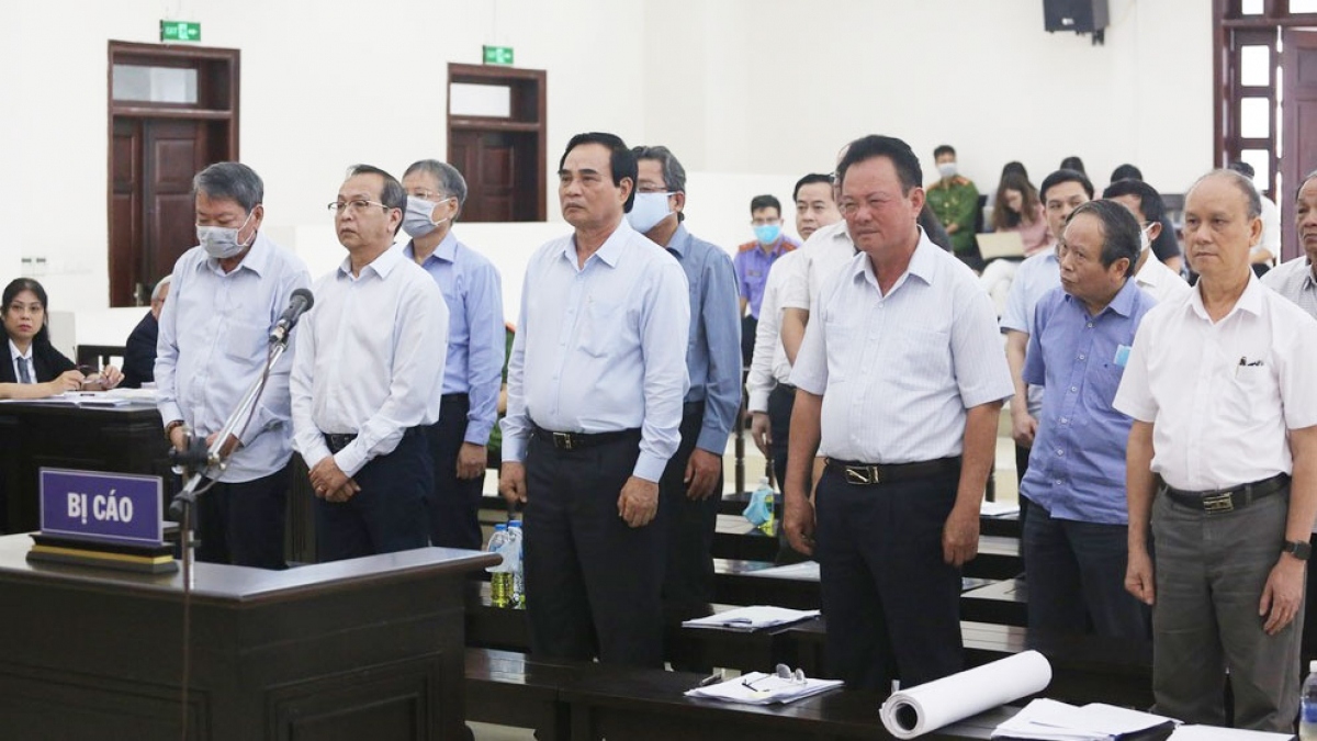 Bị cáo Văn Hữu Chiến (thứ 3 từ phải qua trái) cùng các bị cáo tại phiên tòa phúc thẩm. (Ảnh: Trọng Phú)