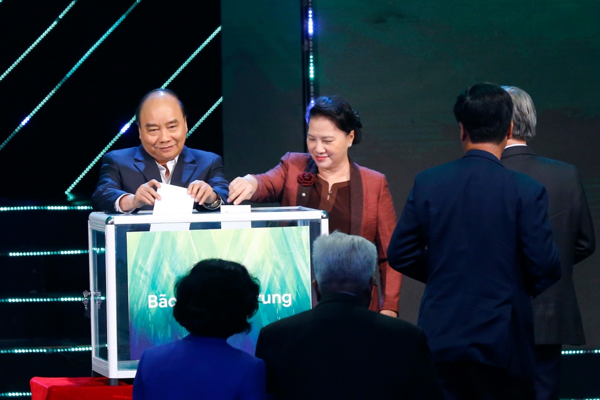 Tại chương trình Thủ tướng Nguyễn Xuân Phúc, Chủ tịch Quốc hội Nguyễn Thị Kim Ngân cùng lãnh đạo, nguyên lãnh đạo Đảng, Nhà nước đã ủng hộ nhân dân miền Trung, Tây Nguyên bị ảnh hưởng bão lũ.