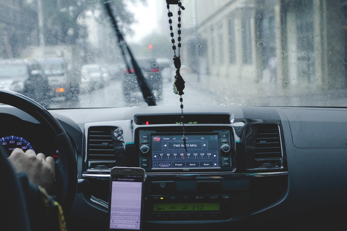 Cho dù là ôtô hay xe máy, khi di chuyển trong trời mưa bão hãy luôn nhớ phải tuân theo luật giao thông.