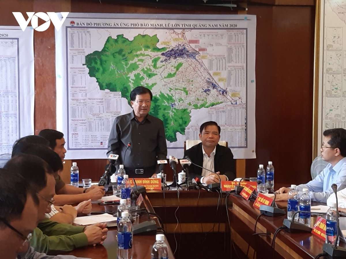 Deputy Prime Minister and Head of Steering Committee Trinh Dinh Dung, along with Minister of Agriculture and Rural Development and Standing Deputy Head of the Committee Nguyen Xuan Cuong direct response efforts.