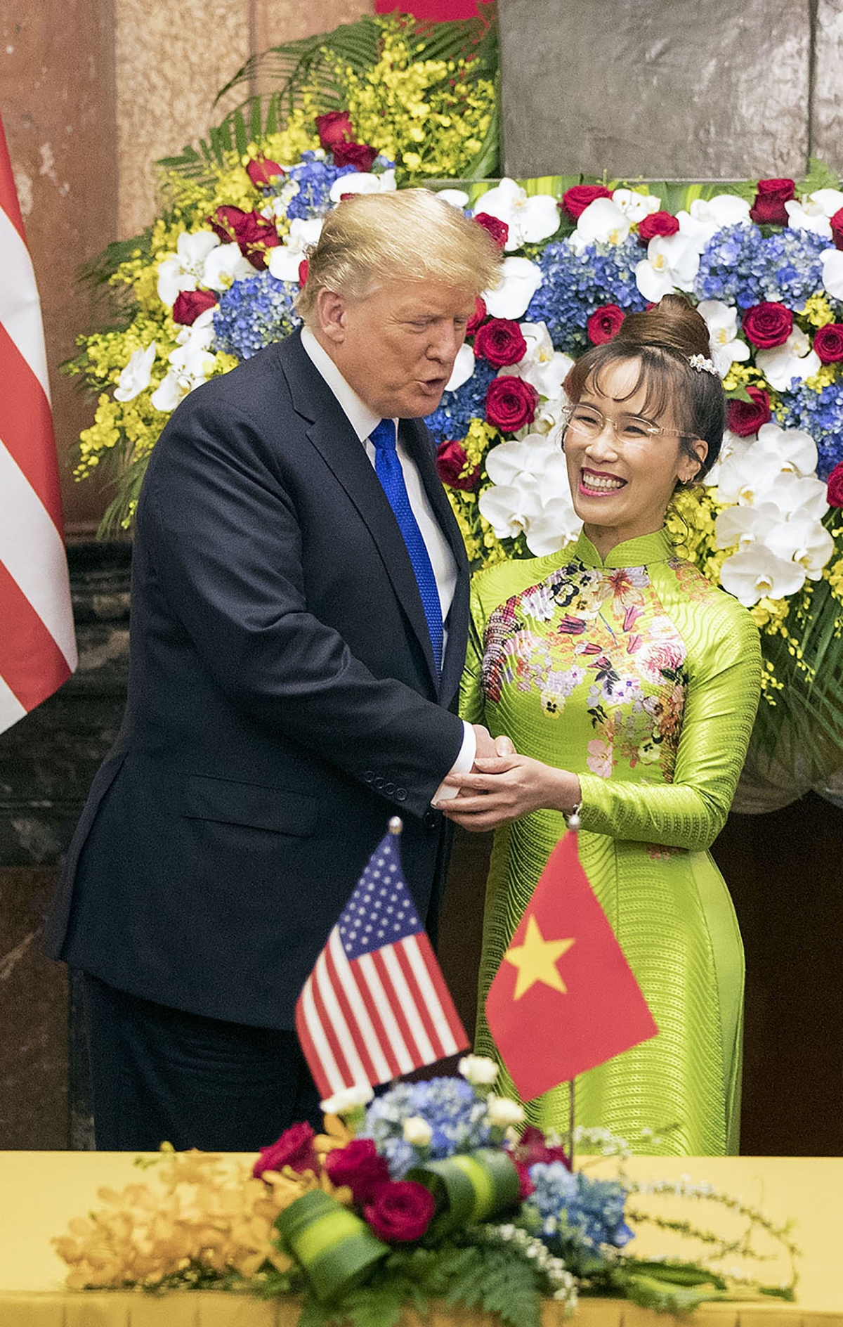 Tổng thống Mỹ Donald Trump chúc mừng CEO Vietjet tại lễ ký kết hợp đồng mua máy bay giữa Vietjet và Boeing năm 2019 (Ảnh: Việt Dũng)