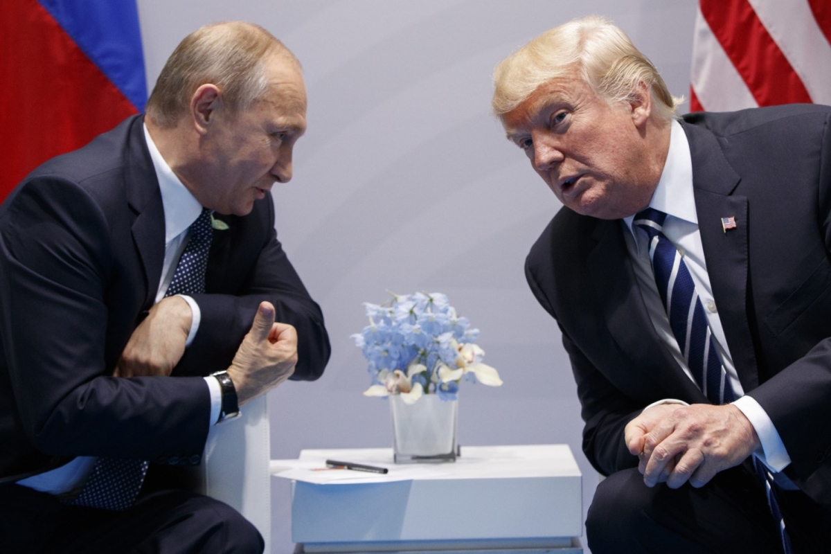 Tổng thống Nga Vladimir Putin và Tổng thống Mỹ Donald Trump trong cuộc gặp thượng đỉnh năm 2018. Ảnh: Los Angeles Times