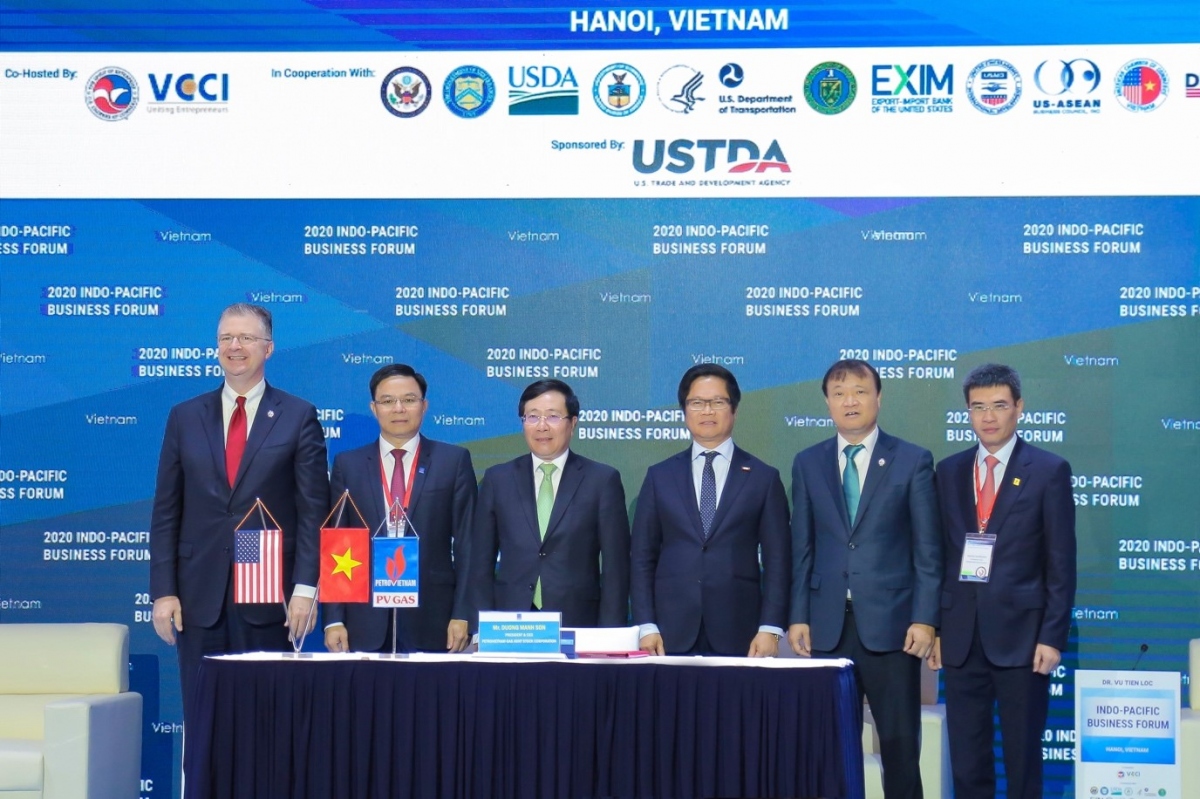 Lãnh đạo Chính phủ, Bộ Ngoại giao Mỹ, Bộ Công Thương, Petrovietnam, PV GAS chụp ảnh lưu niệm tại lễ ký.