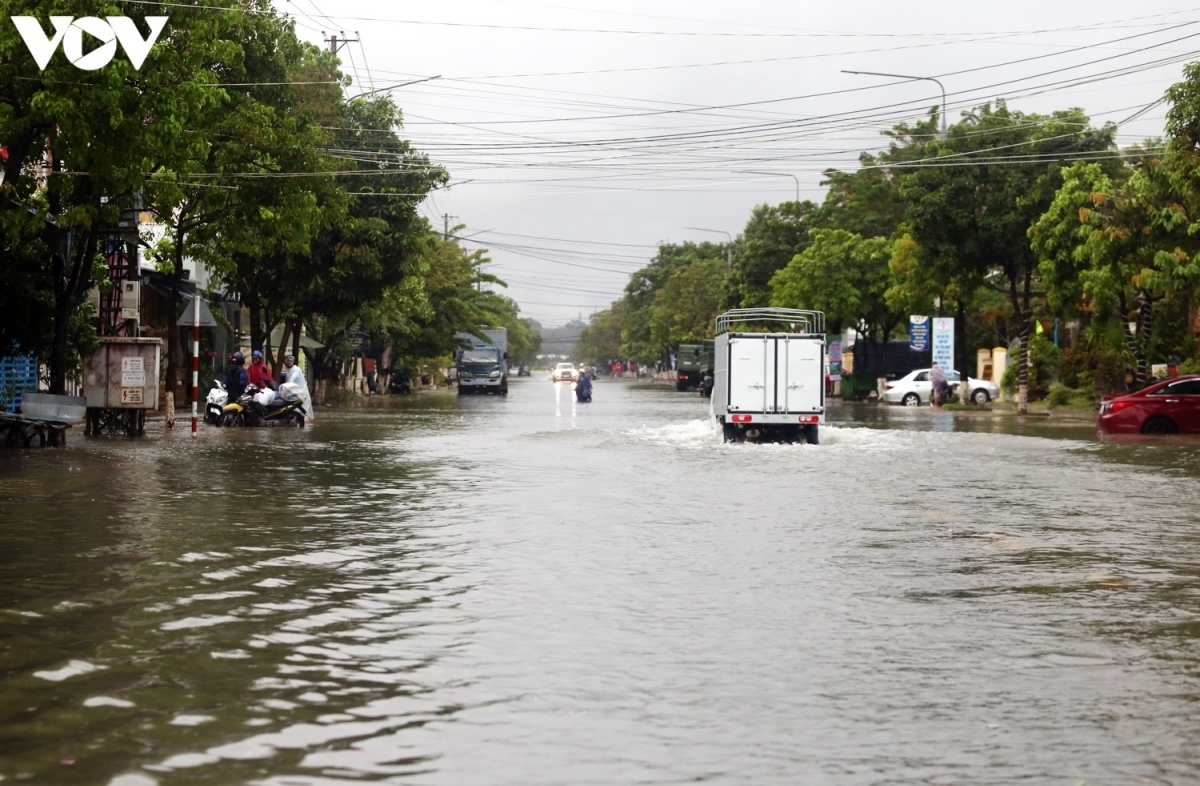 Nước sông Hoài dâng cao phố cổ nguy cơ ngập sâu trong nước