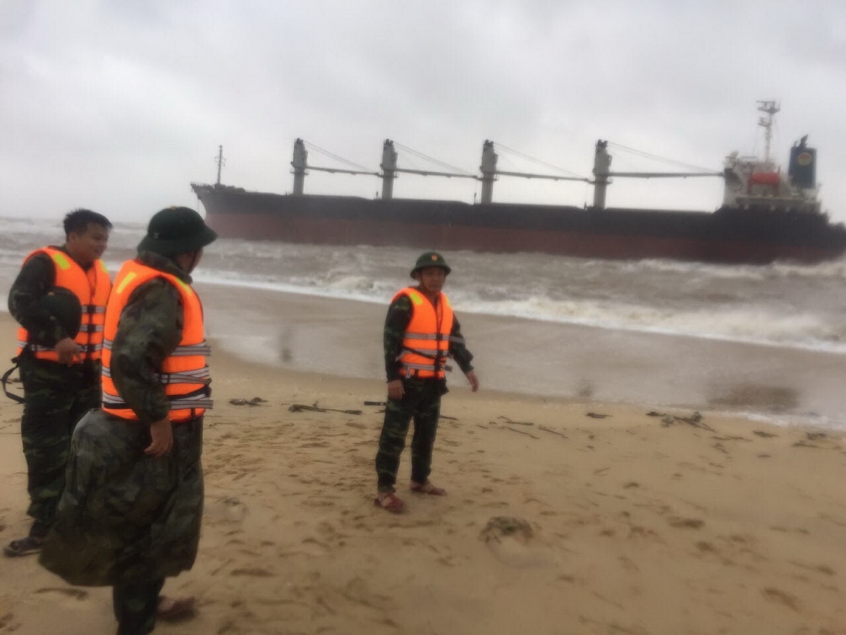 Tàu hàng 26.000 tấn gặp nạn khi đang tránh trú bão tại Quảng Bình