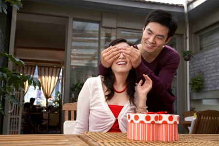 Theo thời gian sự lãng mạn của người đàn ông cũng có thể vơi dần đi vì những bộn bề của cuộc sống (Ảnh minh họa internet)