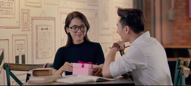 Người phụ nữ nào cũng háo hức muốn nhận món quà từ người đàn ông của mình (Ảnh minh họa internet)