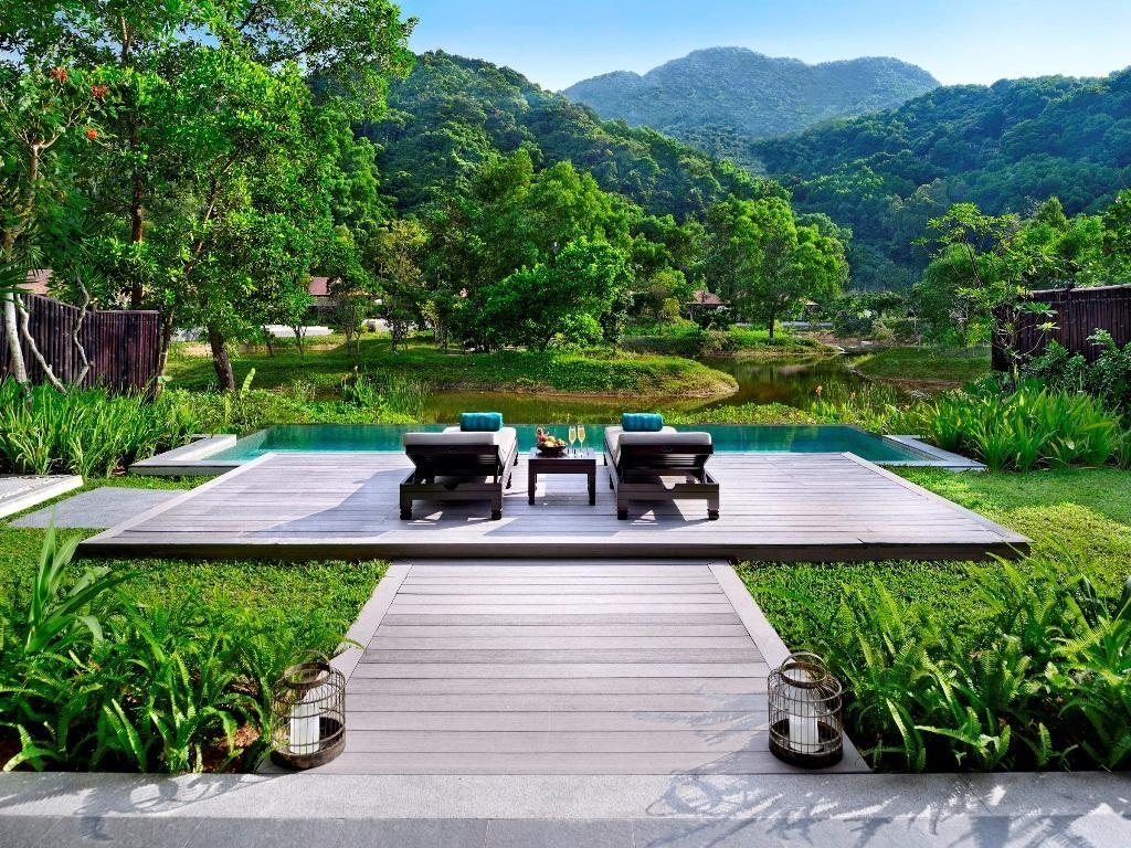 Banyan Tree Lang Co can be found in the central province of Thua Thien-Hue and features at ninth place in the list. It has a total of 62 villas and provides entertainment activities such as golf, a spa, and yoga.