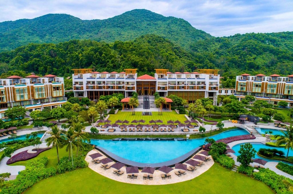 Angsana Lang Co is in the central province of Thua Thien-Hue and ranks at 30th in the list. Visitors can enjoy activities such as playing golf, windsurfing, kayaking, or visiting the local spa.