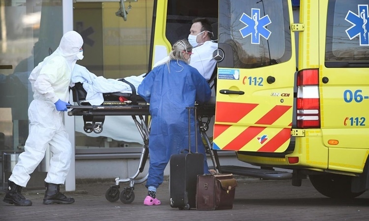 Nhân viên y tế di chuyển bệnh nhân tại bệnh viện Bernhoven, Hà Lan. Ảnh: Reuters