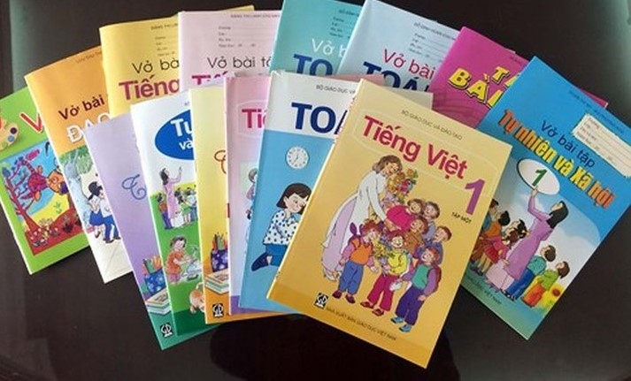 Chương trình lớp 1: Phụ huynh “đánh vật”  học cùng con, giáo viên kêu quá tải