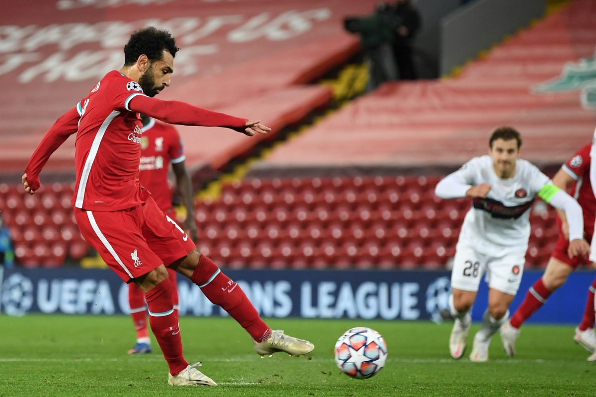 Salah ghi bàn từ chấm 11m sau khi vào sân giúp Liverpool thắng Midtjylland 2-0. (Ảnh: Getty).
