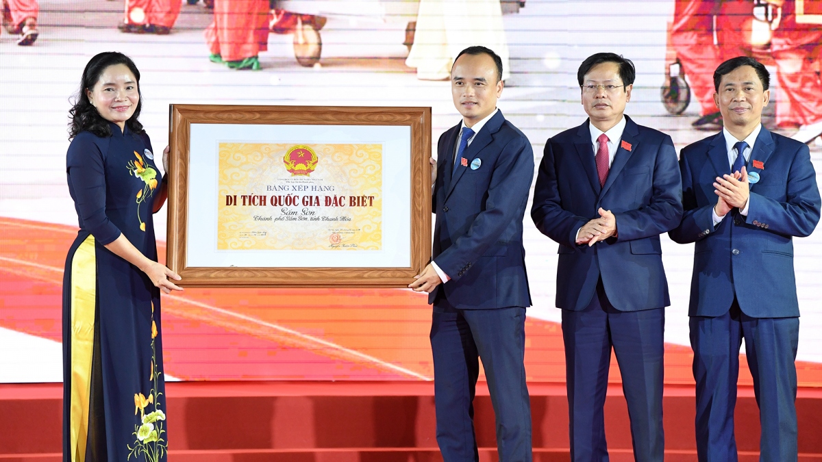 Thứ trưởng Trịnh Thị Thuỷ trao Bằng xếp hạng Di tích quốc gia đặc biệt Sầm Sơn cho lãnh đạo UBND Thành phố Sầm Sơn