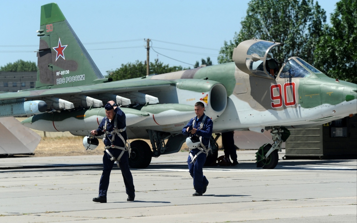 Những cỗ “xe tăng bay”: Su-25 của Nga giống A-10 Warthog của Mỹ chừng nào?