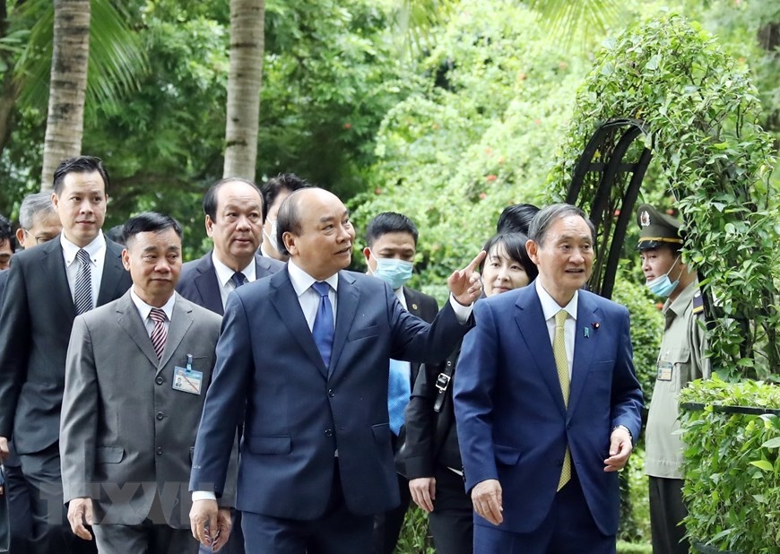 
Thủ tướng Nguyễn Xuân Phúc và Thủ tướng Nhật Bản Suga Yoshihide thăm Khu Di tích Chủ tịch Hồ Chí Minh tại Phủ Chủ tịch. (Ảnh: Thống Nhất/TTXVN)