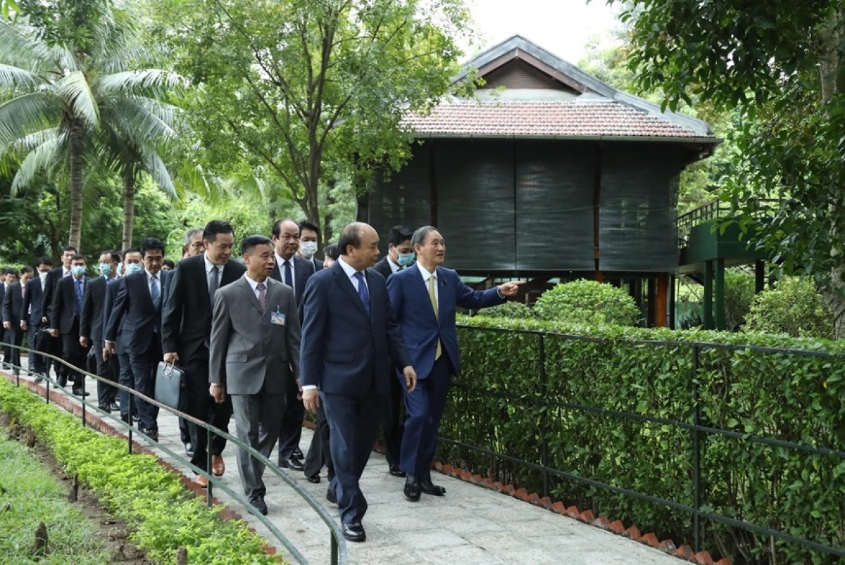 Thủ tướng Nguyễn Xuân Phúc và Thủ tướng Nhật Bản Suga Yoshihide thăm Khu Di tích Chủ tịch Hồ Chí Minh tại Phủ Chủ tịch. Ảnh: TTXVN