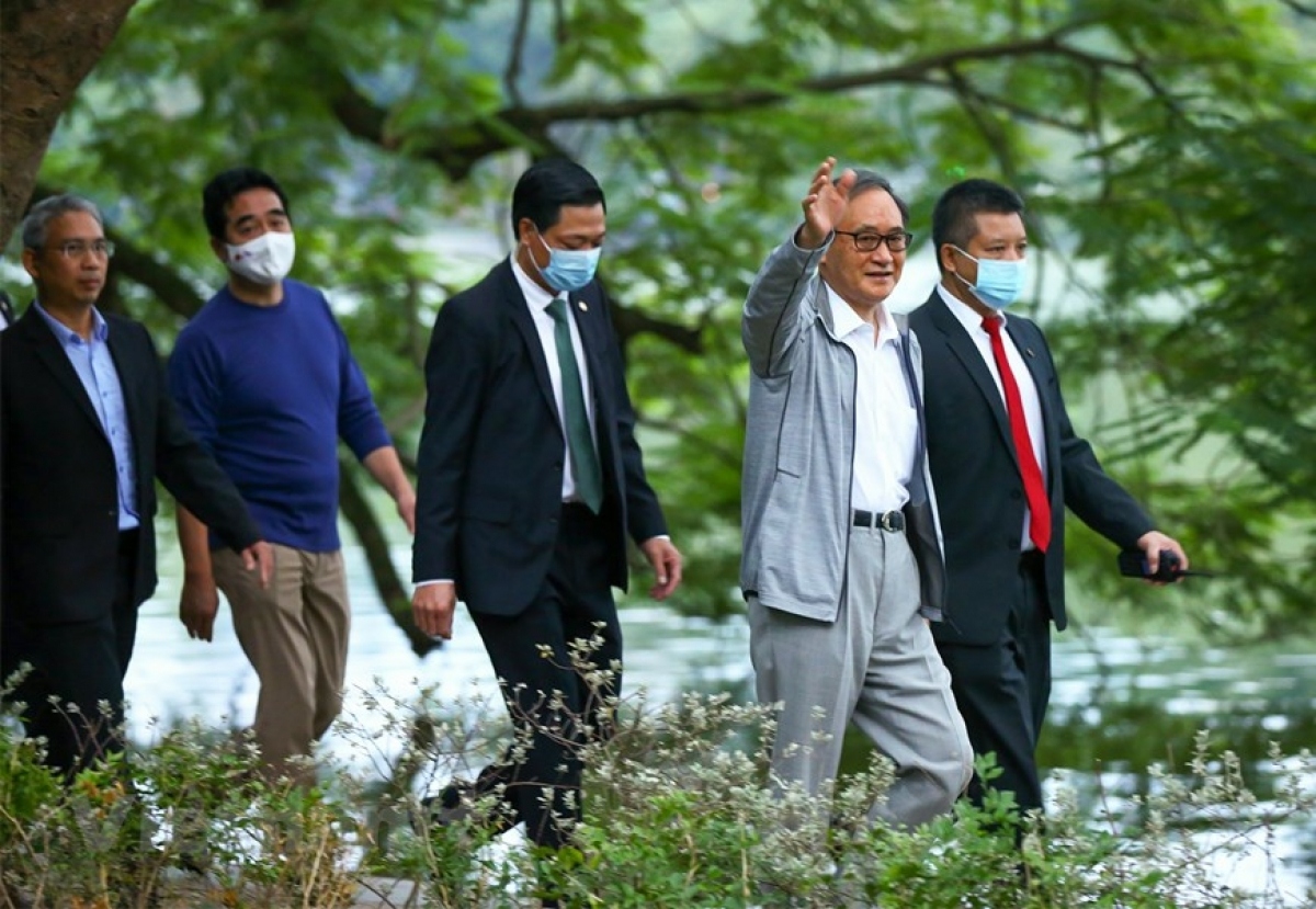 Thủ tướng Nhật Bản Suga Yoshihide đi dạo một vòng quanh Hồ Gươm. Ảnh: TTXVN