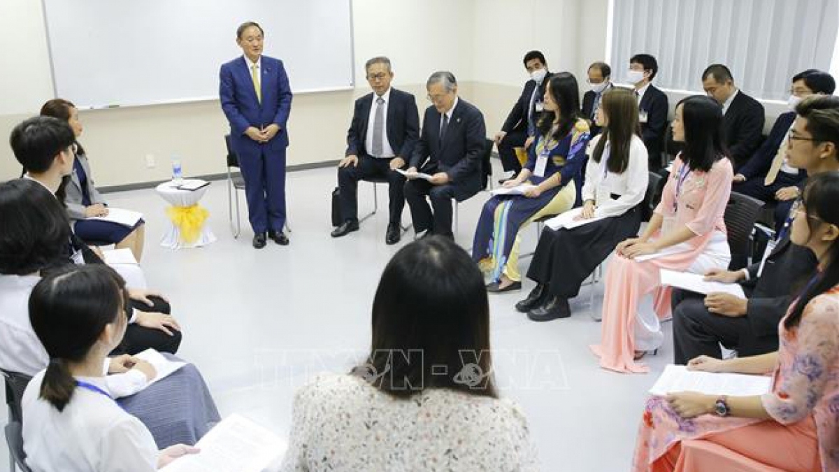 Thủ tướng Nhật Bản Suga Yoshihide gặp gỡ, nói chuyện với sinh viên Trường Đại học Việt - Nhật. Ảnh: TTXVN