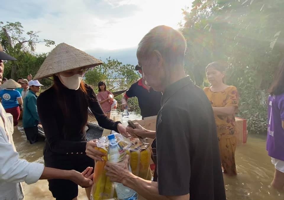 Thủy Tiên lội nước đi cứu trợ người dân vùng lũ ở Thừa Thiên Huế