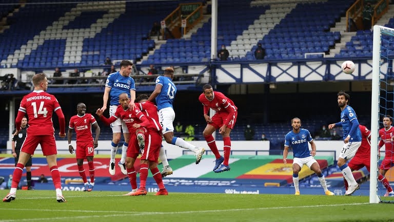 Michael Keane đánh đầu tung lưới Liverpool. (Ảnh: Reuters)